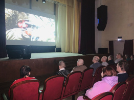 Просмотр фильма «Пять дней отдыха».